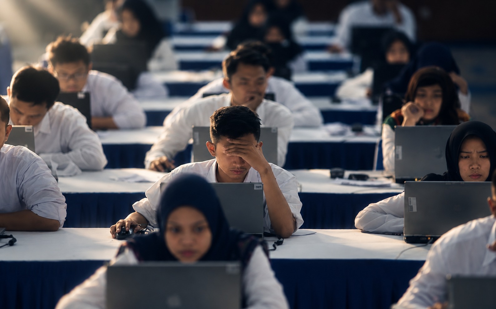 Peserta mengerjakan CAT SKD